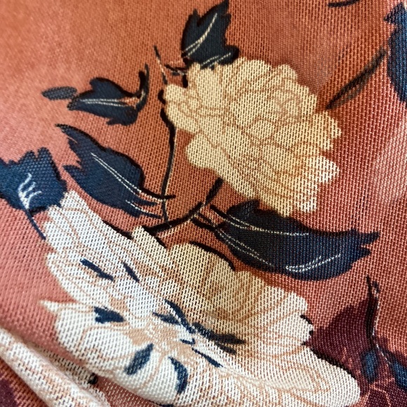 Absolutely stunning floral cold shoulder top in size M - Picture 3 of 9